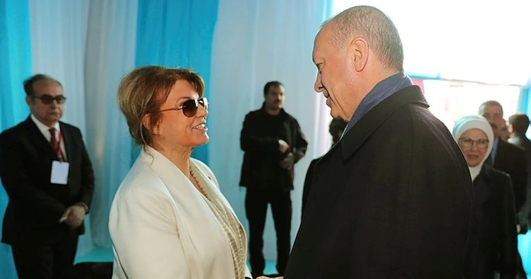 752x395-eski-basbakan-tansu-ciller-yenikapida-1553436461368.jpg